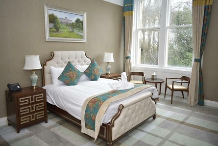 spacious double bedroom at the Glenburn
